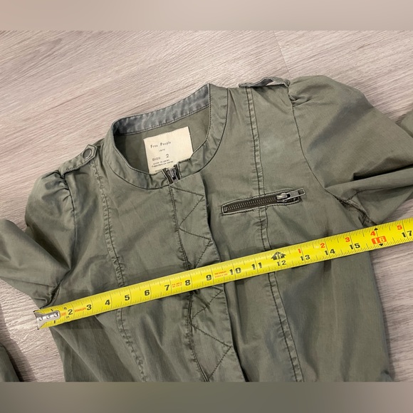 FREE PEOPLE 1970 Army Green Utility Military Jacket with Cargo Pockets. Size 2. - Picture 15 of 15